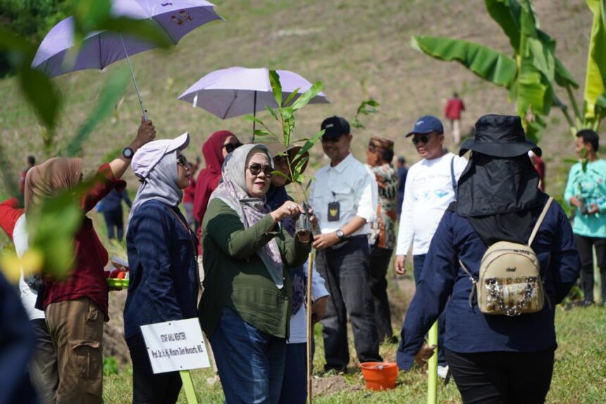 Tenaga Ahli Menteri LHK, Winarni Monoarfa, bersiap menanam bibit jambu mete bersama sejumlah stake holder dan masyarakat di Kabupaten Pohuwato, Gorontalo. Foto Humas BPDAS Bone Bolango.