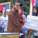 Gubernur DKI Jakarta, Pramono Anung menyerahkan kartu KJP Plus kepada siswa-siswi di Balai Agung, Balai Kota DKI, Jakarta Pusat, Kamis (20/3/2025)./Ist