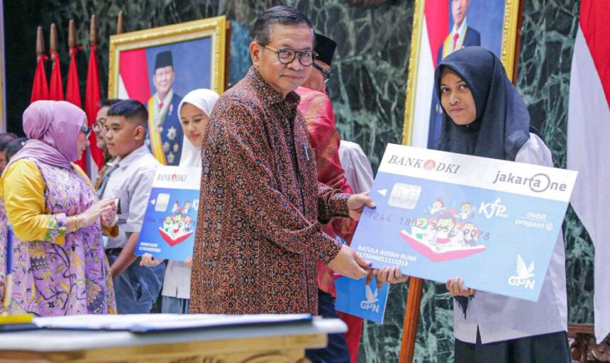 Gubernur DKI Jakarta, Pramono Anung menyerahkan kartu KJP Plus kepada siswa-siswi di Balai Agung, Balai Kota DKI, Jakarta Pusat, Kamis (20/3/2025)./Ist