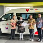 Bantuan satu unit mobil hi-ace premio diserahkan langsung oleh Direktur Komersial dan Kelembagaan Bank DKI, Herry Djufraini kepada Rektor Universitas Gunadarma, Margianti di Depok pada Kamis (20/03/2025)./Ist