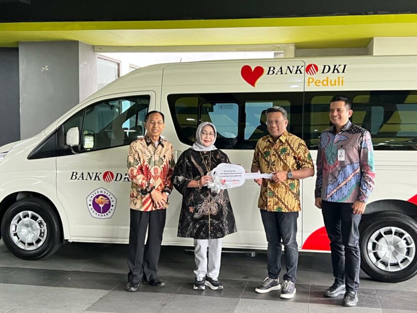 Bantuan satu unit mobil hi-ace premio diserahkan langsung oleh Direktur Komersial dan Kelembagaan Bank DKI, Herry Djufraini kepada Rektor Universitas Gunadarma, Margianti di Depok pada Kamis (20/03/2025)./Ist