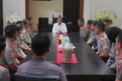 Serdik Sespimmen Polri Dikreg ke-65 silaturahim bersama Presiden ke-7 Joko Widodo (Jokowi) di Kediaman Jokowi, Jalan Kutai Utara, Kelurahan Sumber, Kecamatan Banjarsari, Kota Solo, Jawa Tengah, Kamis (17 April 2025)./Tangkapan layar IG/Sespimmen65)