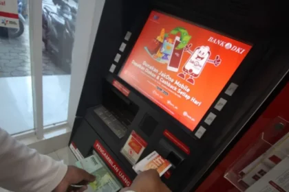 Ilustrasi warga cek saldo dana Bansos KLJ Kartu Lansia Jakarta di ATM Bank DKI./Ist