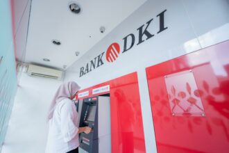 Ilustrasi nasabah Bank DKI melakukan transaksi di ATM./Ist