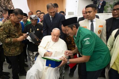 Ketua Umum Gerakan Pemuda Ansor, Addin Jauharudin (kanan) saat bertemu Paus Fransiskus pada Agustus 2024 di Vatikan./GP Ansor.dok
