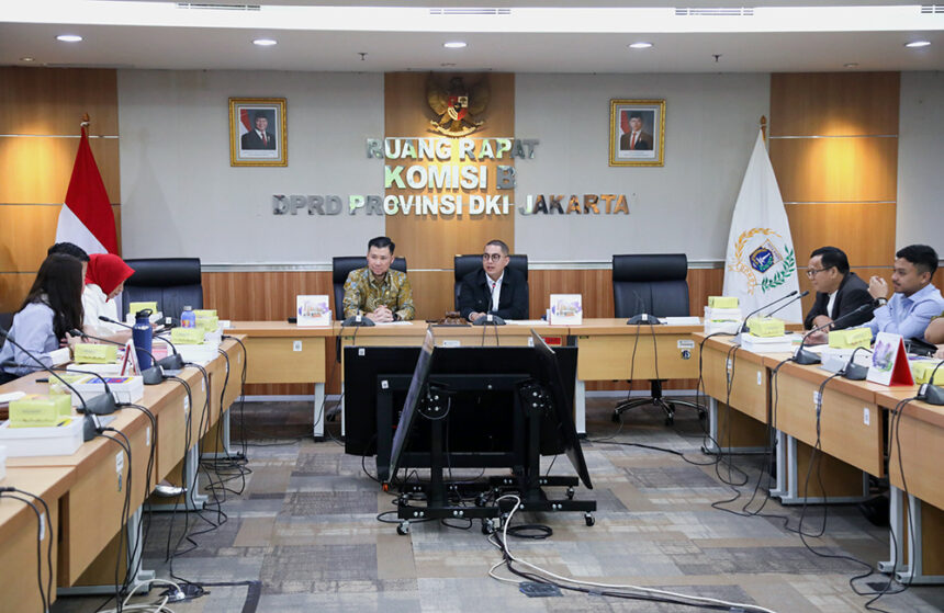 Panitia Khusus (Pansus) Perparkiran DPRD DKI Jakarta saat menggelar rapat di Ruang Komisi B Gedung DPRD DKI Jakarta, Kebon Sirih, Jakarta Pusat, Senin (14/4/2025)./Ist.dprd-dki.dok