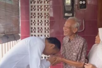 Mantan dosen Universitas Gadjah Mada (UGM), Ir. Kasmudjo, kian menjadi sorotan publik setelah ditemui Joko Widodo alias Jokowi di tengah isu ijazah palsu./IG Jokowi