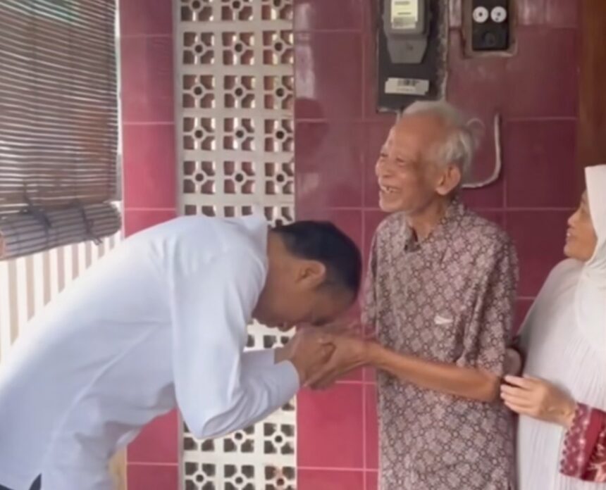 Mantan dosen Universitas Gadjah Mada (UGM), Ir. Kasmudjo, kian menjadi sorotan publik setelah ditemui Joko Widodo alias Jokowi di tengah isu ijazah palsu./IG Jokowi