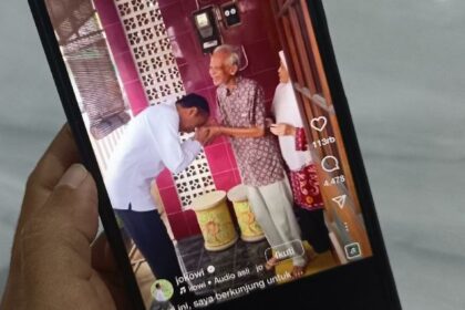 Mantan presiden Jokowi saat mengunjungi dosen Fakultas Kehutanan Universitas Gadjah Mada (UGM). Dosen itu bernama Kasmudjo. Momen itu dibagikan Jokowi melalui akun Instagram pribadinya @jokowi pada Selasa, 13 Mei 2025./Ist