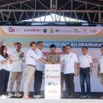 Jajaran direksi Otoritas Jasa Keuangan (OJK) dan Bank DKI saat melakukan peluncuran program literasi dan inklusi keuangan bertajuk Gerakan Nasional Cerdas Keuangan atau “Gencarkan Goes To Pulau Pramuka” di Pulau Pramuka, Kepulauan Seribu Utara./Ist