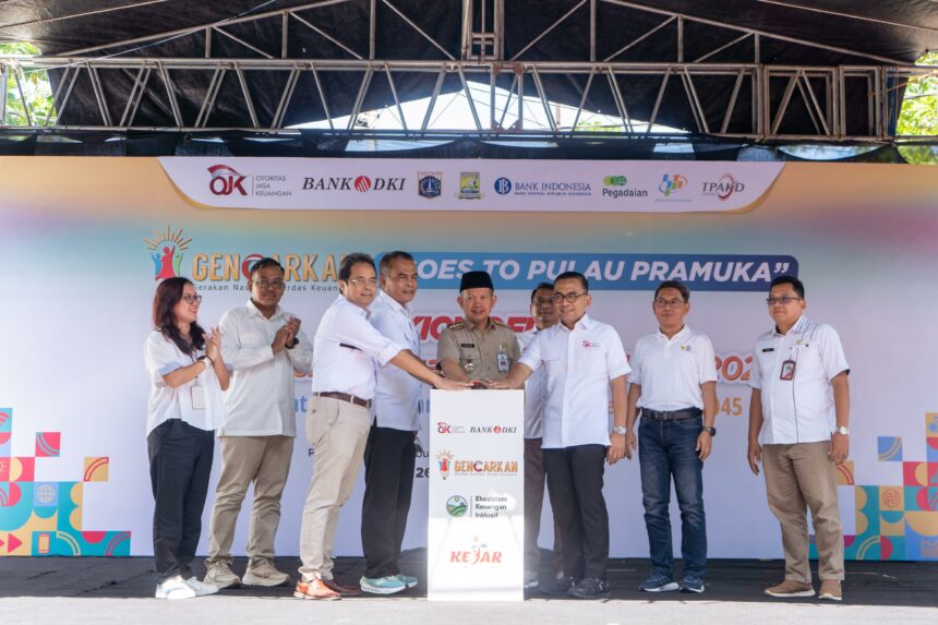 Jajaran direksi Otoritas Jasa Keuangan (OJK) dan Bank DKI saat melakukan peluncuran program literasi dan inklusi keuangan bertajuk Gerakan Nasional Cerdas Keuangan atau “Gencarkan Goes To Pulau Pramuka” di Pulau Pramuka, Kepulauan Seribu Utara./Ist