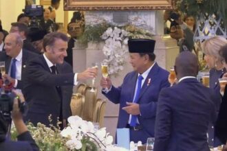 Presiden RI, Prabowo Subianto dan dan Presiden Prancis Emmanuel Macron bersulang di acara gala dinner di Istana Kepresidenan RI, Kamis (29/5/ 2025)./YouTube Setpres.dok