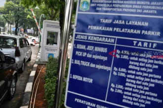 Ilustrasi pengendara mobil membayar parkir di lapangan IRTI Monas, Jakarta Pusat./Ist