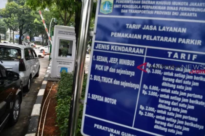 Ilustrasi pengendara mobil membayar parkir di lapangan IRTI Monas, Jakarta Pusat./Ist