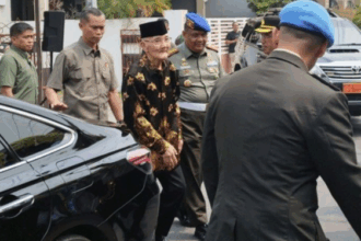 Wakil Presiden Ke-6 RI, Jenderal TNI (Purn) Try Sutrisno saat melayat ke rumah duka Wapres Ke-9 RI, Hamzah Haz di Jalan Tegalan, Matraman, Jakarta, Rabu (24/7/2024)./Ant