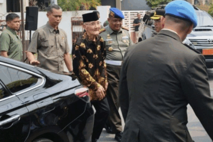 Wakil Presiden Ke-6 RI, Jenderal TNI (Purn) Try Sutrisno saat melayat ke rumah duka Wapres Ke-9 RI, Hamzah Haz di Jalan Tegalan, Matraman, Jakarta, Rabu (24/7/2024)./Ant