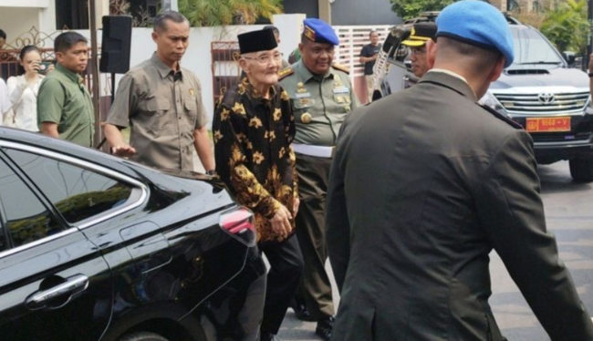 Wakil Presiden Ke-6 RI, Jenderal TNI (Purn) Try Sutrisno saat melayat ke rumah duka Wapres Ke-9 RI, Hamzah Haz di Jalan Tegalan, Matraman, Jakarta, Rabu (24/7/2024)./Ant