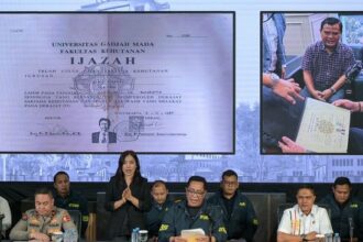 Bareskrim Polri menampilkan foto ijazah S1 Fakultas Kehutanan Universitas Gadjah Mada (UGM) milik Presiden ke-7 RI Joko Widodo (Jokowi) saat menyampaikan hasil penyelidikan laporan kasus dugaan ijazah palsu Jokowi./Ant.dok