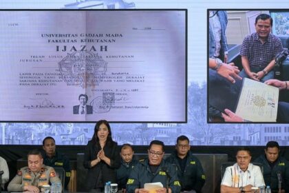 Bareskrim Polri menampilkan foto ijazah S1 Fakultas Kehutanan Universitas Gadjah Mada (UGM) milik Presiden ke-7 RI Joko Widodo (Jokowi) saat menyampaikan hasil penyelidikan laporan kasus dugaan ijazah palsu Jokowi./Ant.dok