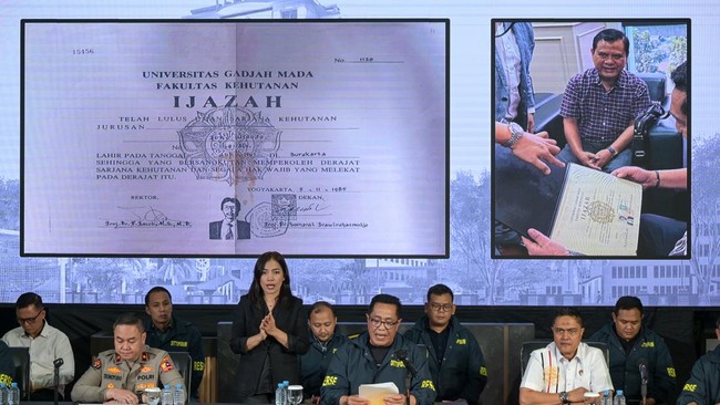 Bareskrim Polri menampilkan foto ijazah S1 Fakultas Kehutanan Universitas Gadjah Mada (UGM) milik Presiden ke-7 RI Joko Widodo (Jokowi) saat menyampaikan hasil penyelidikan laporan kasus dugaan ijazah palsu Jokowi./Ant.dok