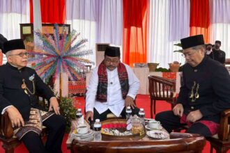 Mantan Gubernur DKI Jakarta, Fauzi Bowo (kiri), Wagub DKI Jakarta, Rano Karno (tengah) dan Sekda DKI yang juga Ketua Majelis Amanah Persatuan Kaum Betawi, Marullah Matali dalam acara Lebaran Betawi di Monas, Jakarta, Sabtu (26/4/2025)./rri.dok