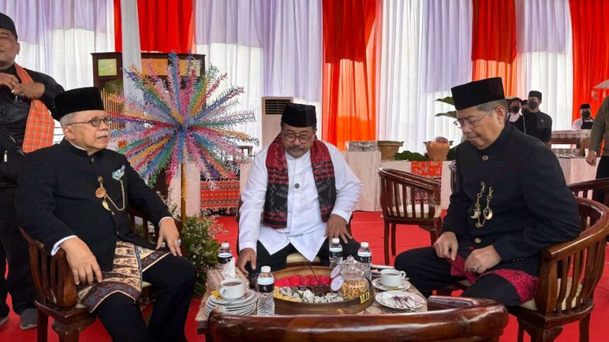 Mantan Gubernur DKI Jakarta, Fauzi Bowo (kiri), Wagub DKI Jakarta, Rano Karno (tengah) dan Sekda DKI yang juga Ketua Majelis Amanah Persatuan Kaum Betawi, Marullah Matali dalam acara Lebaran Betawi di Monas, Jakarta, Sabtu (26/4/2025)./rri.dok