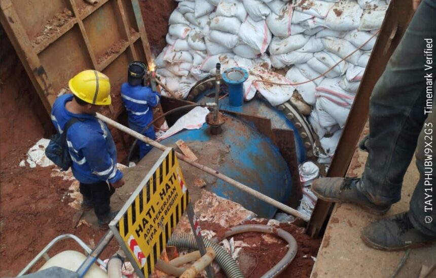 Kebocoran air di Jl. Jatiwaringin, Pondokgede Bekasi, masuk area proyek Sistem Penyediaan Air Minum (SPAM) Buaran Hilir pada Selasa, 17 Juni 2025./Ist