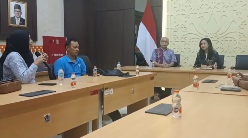 Asosiasi Pertembakauan bersama perwakilan pedagang kecil dan pemilik warung kelontong tradisional mengadu ke DPRD DKI Jakarta, Rabu (11/6/2025). Mereka menolak sejumlah aturan dalam Rancangan Peraturan Daerah mengenai Kawasan Tanpa Rokok (Raperda KTR) DKI Jakarta./Ist