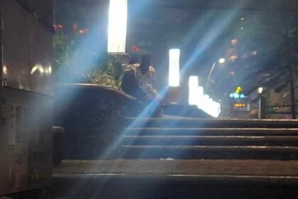 Pasangan muda-mudi diduga memadu kasih di Taman Langsat, Kebayoran Baru, Jaksel, Selasa (10/6/2025)./inilah.dok