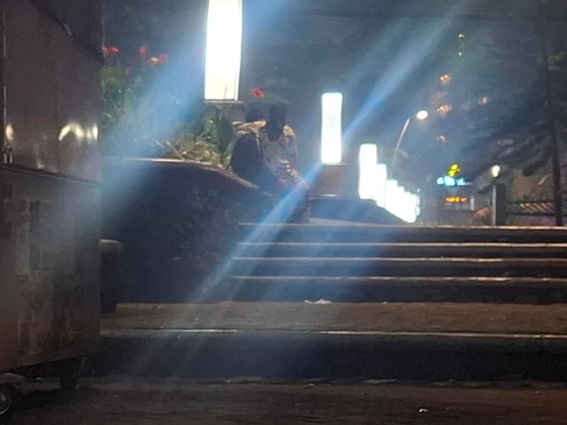 Pasangan muda-mudi diduga memadu kasih di Taman Langsat, Kebayoran Baru, Jaksel, Selasa (10/6/2025)./inilah.dok