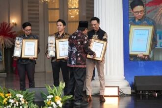 Ketua Koordinatoriat Wartawan Balai Kota–DPRD DKI Jakarta (Balkoters), Sammy E Wattimena saat menerima penghargaan Jakarta Water Hero 2025 dari Pemerintah Provinsi DKI Jakarta di Balai Kota DKI, Jakarta, Jum'at (4/7/2025)./Balkoters.dok
