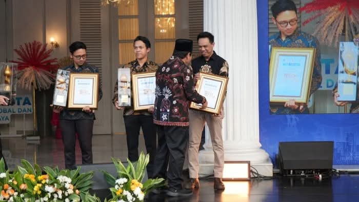 Ketua Koordinatoriat Wartawan Balai Kota–DPRD DKI Jakarta (Balkoters), Sammy E Wattimena saat menerima penghargaan Jakarta Water Hero 2025 dari Pemerintah Provinsi DKI Jakarta di Balai Kota DKI, Jakarta, Jum'at (4/7/2025)./Balkoters.dok