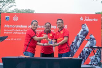 Wagub DKI Rano Karno (tengah) saat menghadiri penandatanganan kerja sama antara Bank DKI dan Persija Jakarta, di Taman Menteng, Jakarta Pusat, Kamis (17/7/2025)./bankdki