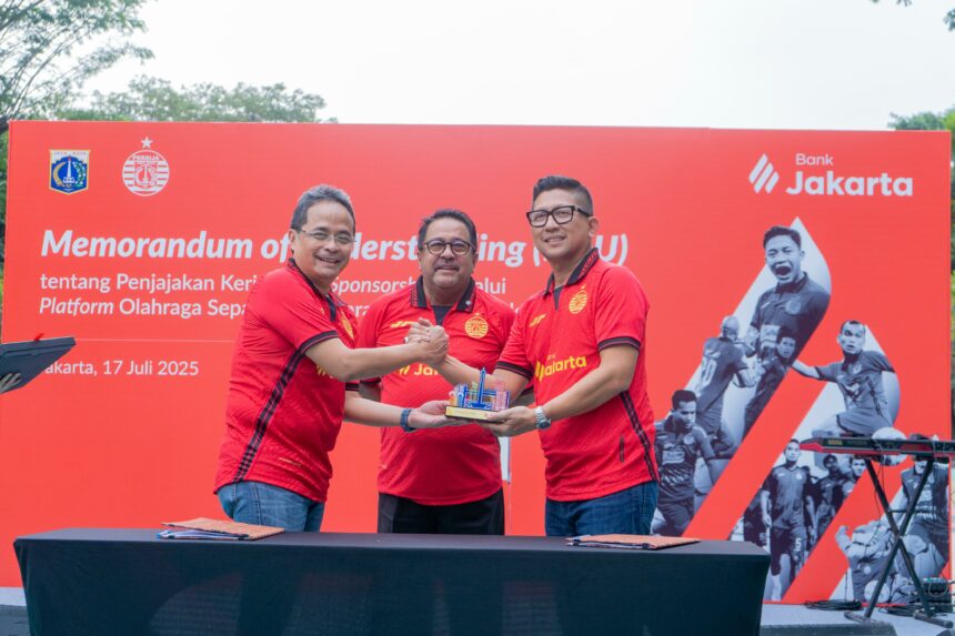 Wagub DKI Rano Karno (tengah) saat menghadiri penandatanganan kerja sama antara Bank DKI dan Persija Jakarta, di Taman Menteng, Jakarta Pusat, Kamis (17/7/2025)./bankdki