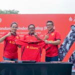 Penandatanganan nota kesepahaman (MoU) antara Dirut Bank Jakarta, Agus H. Widodo, dan Dirut PT Persija Jaya Jakarta, Mohamad Prapanca, disaksikan oleh Wakil Gubernur DKI Jakarta, Rano Karno (tengah) di Taman Menteng, Jakarta, Kamis (17/7/2025)./bankjakarta