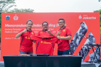 Penandatanganan nota kesepahaman (MoU) antara Dirut Bank Jakarta, Agus H. Widodo, dan Dirut PT Persija Jaya Jakarta, Mohamad Prapanca, disaksikan oleh Wakil Gubernur DKI Jakarta, Rano Karno (tengah) di Taman Menteng, Jakarta, Kamis (17/7/2025)./bankjakarta