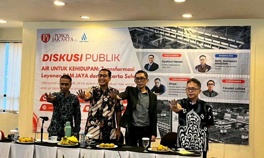 Direktur Operasional PAM JAYA, Syahrul Hasan (kedua dari kiri) dalam diskusi publik bertajuk “Air untuk Kehidupan: Transformasi Layanan PAM JAYA Demi Jakarta Sehat” di The Jayakarta SP Hotel, Taman Sari, Jakarta Barat, Jumat (25/7/2025)./PorosJakarta.dok