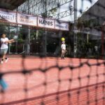 Pemain padel mengembalikan bola ke arah lawan saat Turnamen Padel./Ant