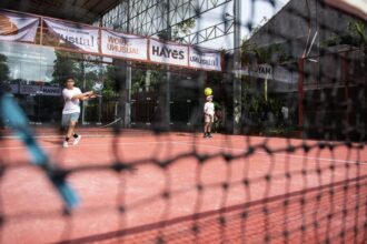 Pemain padel mengembalikan bola ke arah lawan saat Turnamen Padel./Ant