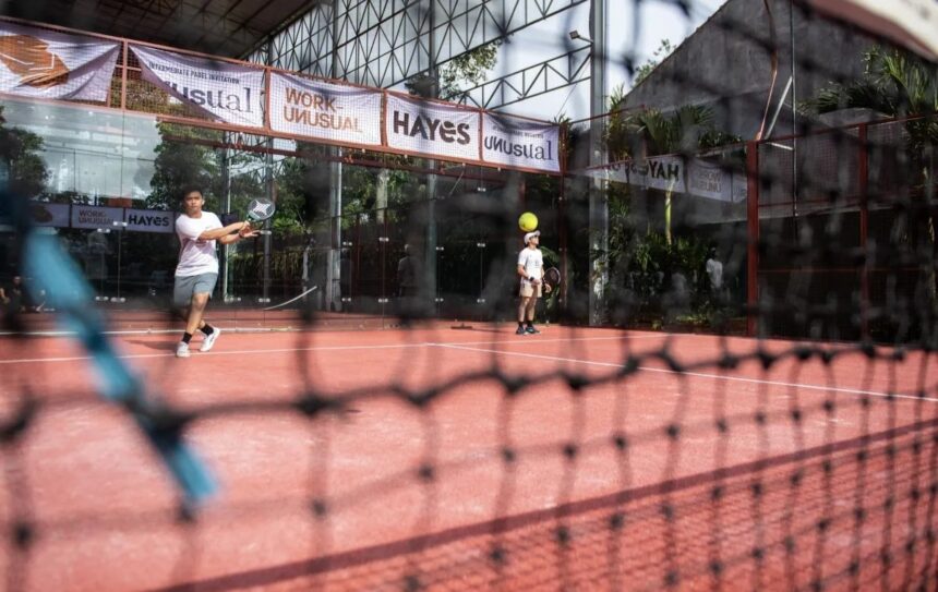 Pemain padel mengembalikan bola ke arah lawan saat Turnamen Padel./Ant