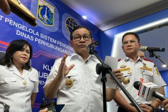 Kepala Badan Pendapatan Daerah DKI Jakarta Lusiana Herawati (kiri), Gubernur DKI Pramono Anung (tengah) dan Kepala Dinas Perhubungan DKI, Syafrin Liputo (kanan)./Ist