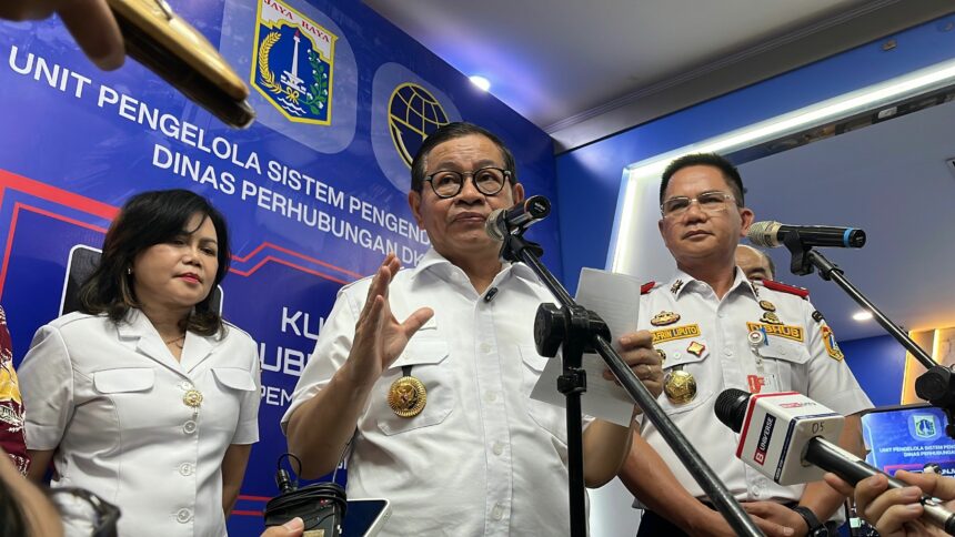 Kepala Badan Pendapatan Daerah DKI Jakarta Lusiana Herawati (kiri), Gubernur DKI Pramono Anung (tengah) dan Kepala Dinas Perhubungan DKI, Syafrin Liputo (kanan)./Ist